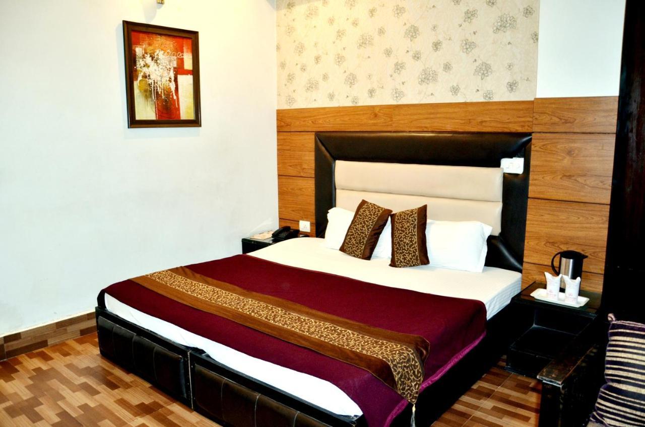 Hotel B.R. Inn Panipat Экстерьер фото